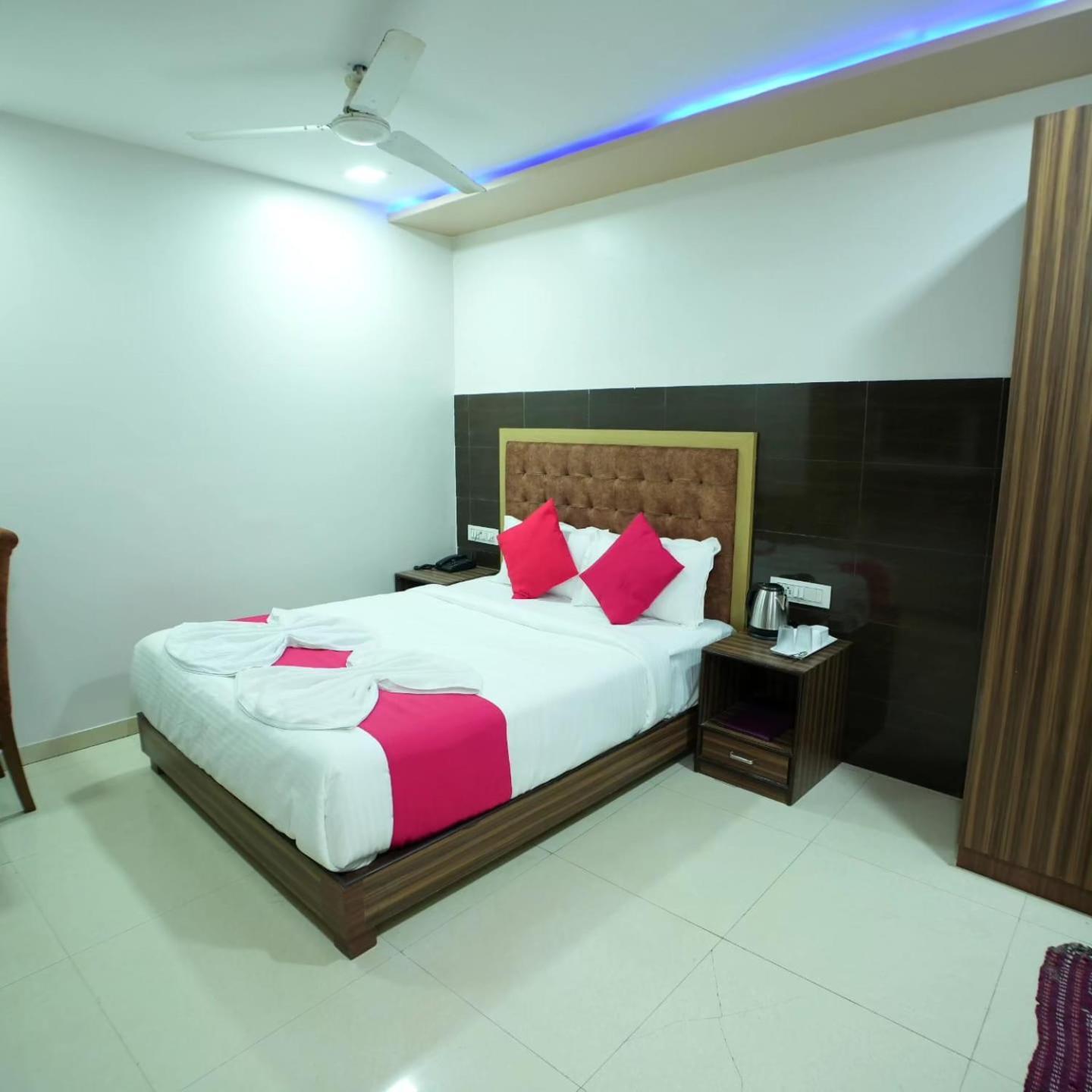 Hotel Blue Terminal Mumbai  Buitenkant foto