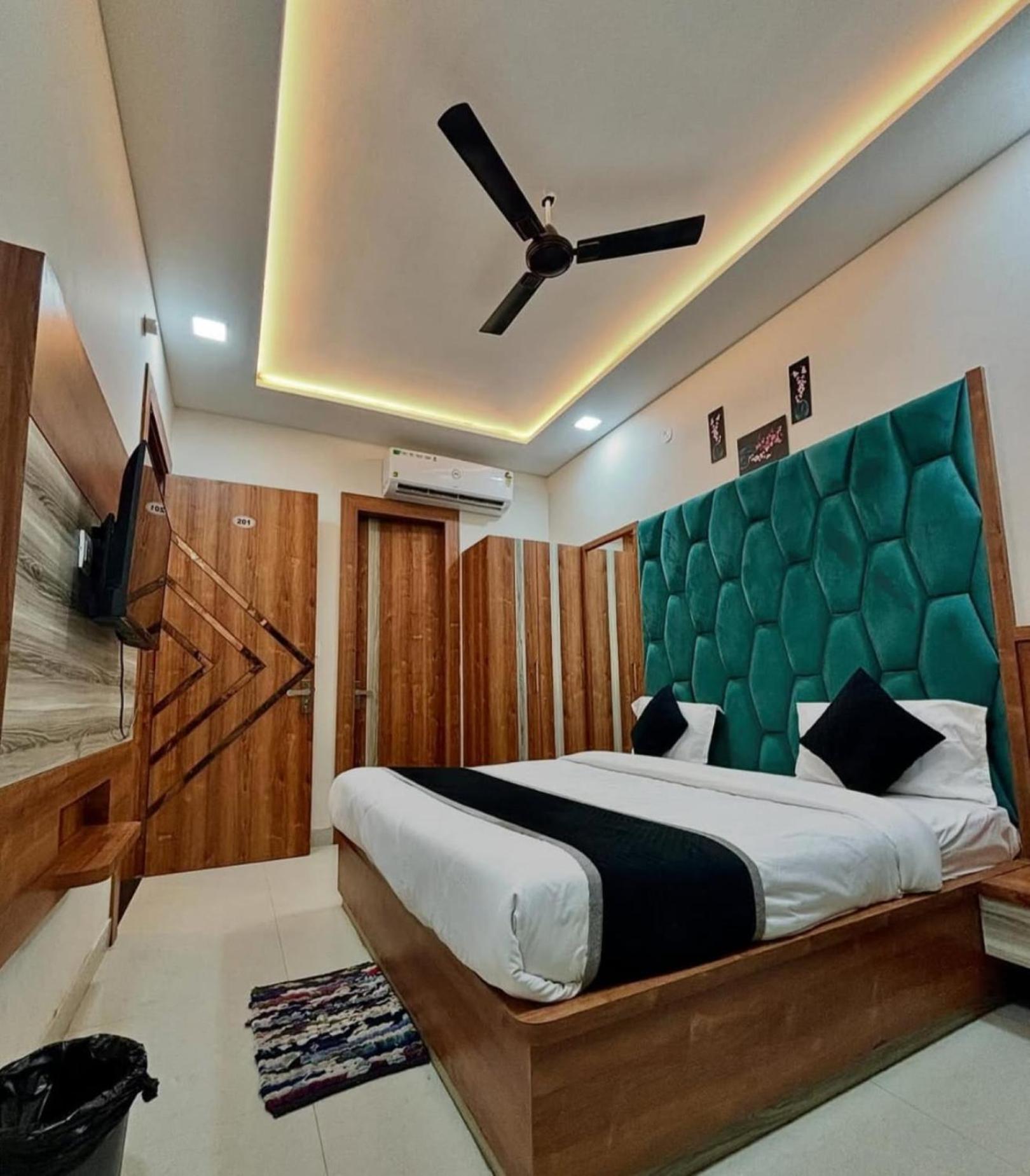 Hotel Blue Terminal Mumbai  Buitenkant foto